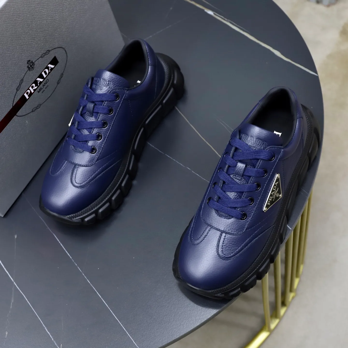 Factory price: 720💰Top original order Brand: PRADA (Prada) Standard code: Men's size 38/44 (45 can be customized) Grade: Same as the official website Material: Original cowhide stitching, cowhide lining, original combination two-color wear-resistant soft outsole Style category: casual sports version, young fashion, European and American trend, British style Color: actual picture color